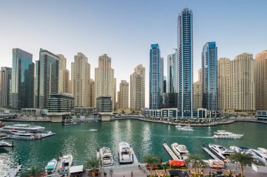 DUBAI, BİRLİK ARAB EMIRATES - 08 Aralık 2018: Dubai Marina 'nın gökdelenleri, Birleşik Arap Emirlikleri' nin Dubai şehrindeki yapay bir kanal şehri