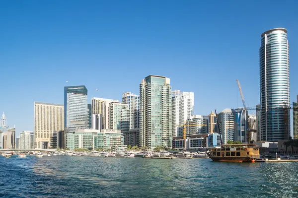 美国迪拜 2018年12月8日 阿拉伯联合酋长国迪拜的人造运河城市迪拜码头摩天大楼景观 — 图库照片