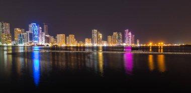 Birleşik Arap Emirlikleri 'nin en kalabalık üçüncü şehri olan Sharjah' ın gece manzarası.