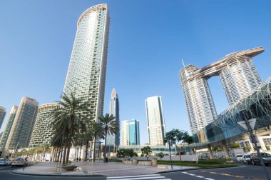 DUBAI, BİRLİK ARAB EMIRATES - 09 Aralık 2018: Dubai, Birleşik Arap Emirlikleri merkezinde modern gökdelenler ile panoramik manzara