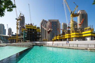 DUBAI, BİRLİK ARAB EMIRATES - 09 Aralık 2018: Dubai 'nin merkezinde modern gökdelenlerin inşası, Birleşik Arap Emirlikleri
