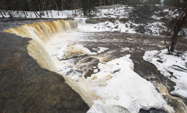 Kısmen donmuş Keila-Joa Şelalesi Tallinn, Estonya yakınlarında