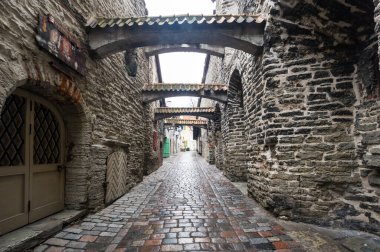 TALLINN, ESTONIA - 24 Şubat 2019: Estonya 'nın başkenti Tallinn Caddesi. Eski Şehir UNESCO Dünya Mirasları Listesinde yer aldı