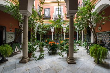 Seville 'in tarihi merkezinde eski bir ev, İspanya' da büyük bir turizm merkezi.