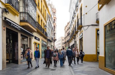 SEVILLE, SPAIN - 06 Nisan 2019: İspanya 'nın büyük bir turizm merkezi olan Seville' in tarihi merkezinde sokak manzarası
