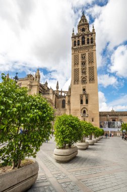 SEVILLE, İspanya - 06 Nisan 2019: Sevilla Katedrali Seville 'de Giralda ile birlikte, İspanya' da büyük bir turizm merkezi