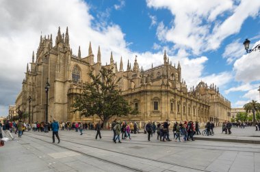 SEVILLE, SPAIN - 06 Nisan 2019: The Cathedral of the Saint Mary of the See, daha çok Seville Katedrali olarak bilinir, Seville, Endülüs, İspanya 'da bir Roma Katolik katedralidir.