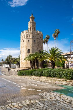 SEVILLE, SPAIN - 06 Nisan 2019: Torre del Oro, İspanya 'nın büyük bir turizm merkezi olan Seville' deki tarihi kireçtaşı kulesi
