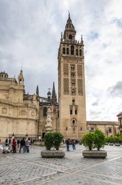SEVILLE, İspanya - 06 Nisan 2019: Sevilla Katedrali Seville 'de Giralda ile birlikte, İspanya' da büyük bir turizm merkezi