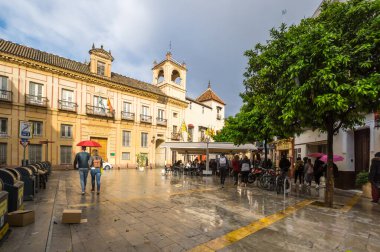 SEVILLE, SPAIN - 06 Nisan 2019: İspanya 'nın büyük bir turizm merkezi olan Seville' in tarihi merkezinde sokak manzarası
