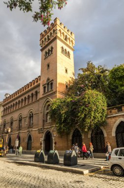 SEVILLE, SPAIN - 06 Nisan 2019: İspanya 'nın büyük bir turizm merkezi olan Seville' in tarihi merkezinde sokak manzarası