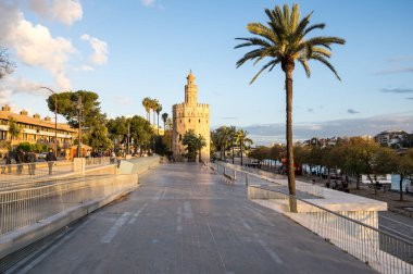 SEVILLE, SPAIN - 06 Nisan 2019: Torre del Oro, İspanya 'nın büyük bir turizm merkezi olan Seville' deki tarihi kireçtaşı kulesi