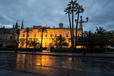 İspanya 'nın büyük bir turizm merkezi olan Sevilla' nın tarihi merkezindeki cadde manzarası