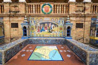 SEVILLE, SPAIN - 07 Nisan 2019: İspanya 'nın büyük bir turizm merkezi olan Seville' deki Plaza de Espana 'nın duvarları boyunca uzanan fayanslı taşra oyuğu