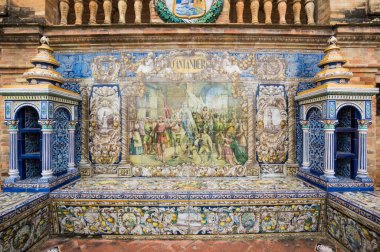 SEVILLE, SPAIN - 07 Nisan 2019: İspanya 'nın büyük bir turizm merkezi olan Seville' deki Plaza de Espana 'nın duvarları boyunca uzanan fayanslı taşra oyuğu
