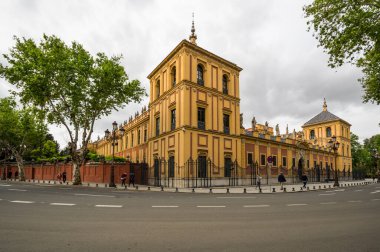 SEVILLE, SPAIN - 07 Nisan 2019: İspanya 'nın büyük bir turizm merkezi olan Seville' in tarihi merkezinde sokak manzarası