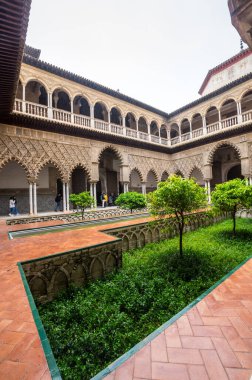 SEVILLE, SPAIN - 07 Nisan 2019: The Royal Alcazars of Seville, İspanya 'da Kastilya Kralı Peter için yapılmış bir kraliyet sarayı.