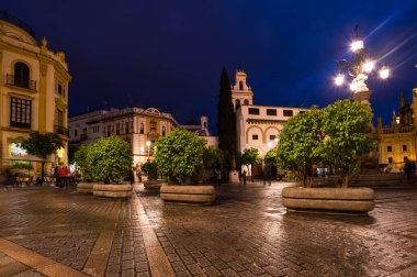 SEVILLE, SPAIN - 07 Nisan 2019: İspanya 'nın büyük bir turizm merkezi olan Seville' in tarihi merkezinde sokak manzarası