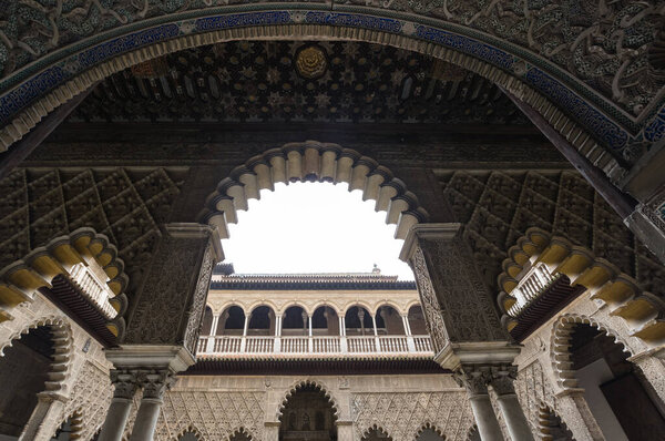 СЕВИЛЛА, Испания - 07 апреля 2019 года: Королевские Альказары Севильи - королевский дворец в Севилье, Испания, построенный для христианского короля Петра Кастильского