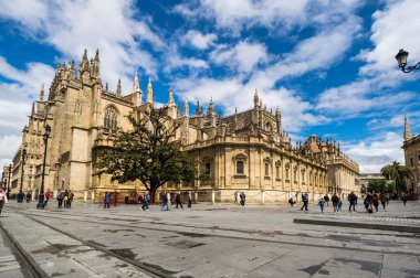 SEVILLE, SPAIN - 08 Nisan 2019: The Cathedral of the Saint Mary of the See, daha çok Seville Katedrali olarak bilinir, Seville, Endülüs, İspanya 'da bir Roma Katolik katedrali.