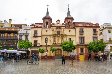SEVILLE, SPAIN - 08 Nisan 2019: İspanya 'nın büyük bir turizm merkezi olan Seville' in tarihi merkezinde sokak manzarası