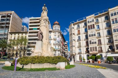 ALICANTE, İspanya - 09 Nisan 2019: Alicante, İspanya 'nın ana turizm caddesi olan palmiye sokaklarının manzarası