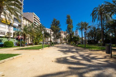 ALICANTE, İspanya - 09 Nisan 2019: Alicante, İspanya 'nın ana turizm caddesi olan palmiye sokaklarının manzarası