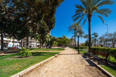 ALICANTE, İspanya - 09 Nisan 2019: Alicante, İspanya 'nın ana turizm caddesi olan palmiye sokaklarının manzarası