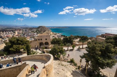 ALICANTE, İspanya - 09 Nisan 2019: Santa Barbara Kalesi 'nden Alicante' nin panoramik manzarası