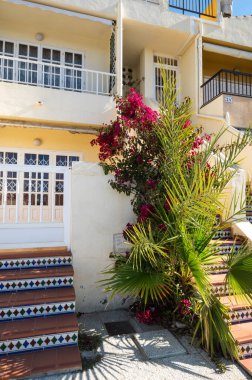 TORREVIEJA, İspanya - 09 Nisan 2019: Torrevieja 'daki renkli İspanyol evleri - İspanya' nın Kosta Blanca kıyısındaki tatil beldesi