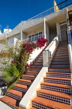 TORREVIEJA, İspanya - 09 Nisan 2019: Torrevieja 'daki renkli İspanyol evleri - İspanya' nın Kosta Blanca kıyısındaki tatil beldesi