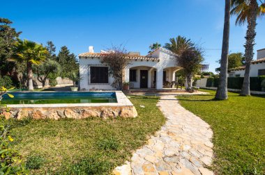 İspanya 'nın Torrevieja kentindeki Akdeniz kıyısındaki evin manzarası