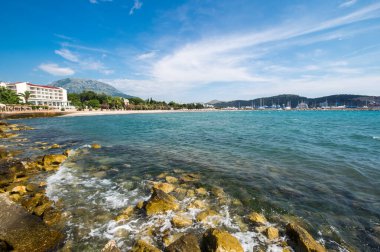 Karadağ 'ın güneyinde kıyı kenti ve liman kenti olan Bar' da Adriyatik Denizi manzarası
