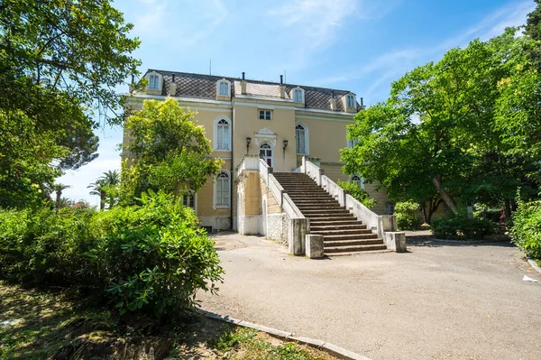 Kral Nikola 'nın Baro Sarayı, Karadağ' ın güneyinde bir kıyı kasabası ve liman kenti