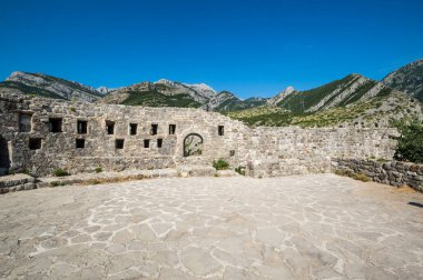 Karadağ 'ın Stari Bar (Eski Bar) kentindeki kalenin manzarası