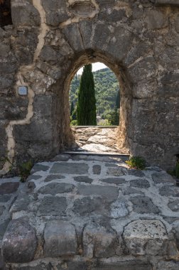 Karadağ 'ın Stari Bar (Eski Bar) kentindeki kalenin manzarası