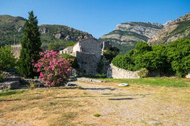 Karadağ 'ın Stari Bar (Eski Bar) kentindeki cadde manzarası