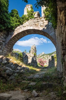 Karadağ 'ın Stari Bar (Eski Bar) kentindeki cadde manzarası
