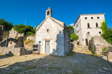 Karadağ 'ın Stari Bar (Eski Bar) kentindeki cadde manzarası