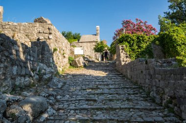 BAR, MONTENEGRO - 26 Haziran 2019: Stari Bar (Eski Bar), Karadağ 'da sokak manzarası