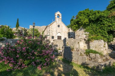 Karadağ 'ın Stari Bar (Eski Bar) kentindeki cadde manzarası