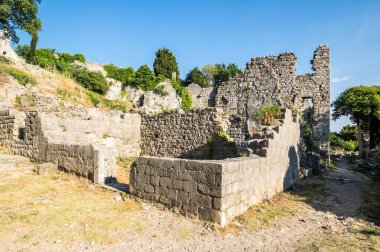 Karadağ 'ın Stari Bar (Eski Bar) kentindeki cadde manzarası