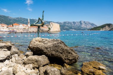 Karadağ 'ın Eski Budva Kasabası önünde dansçı heykeli