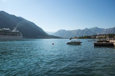 KOTOR, MONTENEGRO - 29 Haziran 2019: Kotor Körfezi Panoraması ve Karadağ