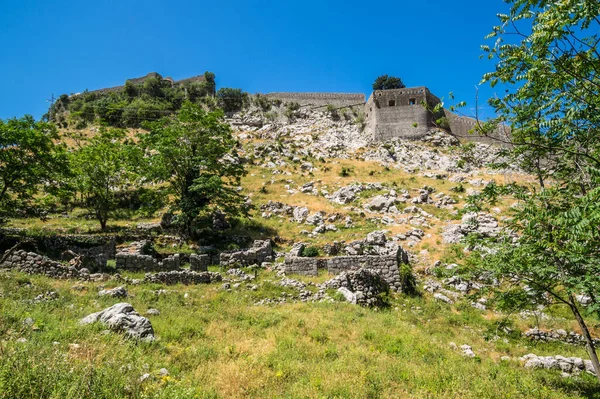 Karadağ Kotor Kenti Yakınlarındaki Dağlarda Antik Aziz John Kalesi — Stok fotoğraf