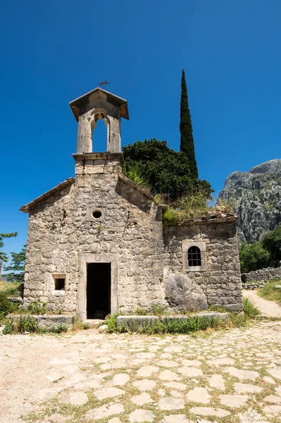 Igreja Antiga Montanhas Lado Fortaleza Kotor Montenegro — Fotografia de Stock