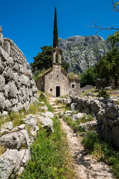 Karadağ 'ın Kotor Kalesinin yanındaki dağlarda eski bir kilise