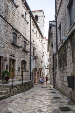 KOTOR, MONTENEGRO - 29 Haziran 2019: Karadağ 'ın Eski Kotor kentindeki cadde manzarası