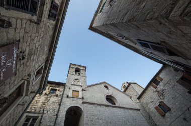 KOTOR, MONTENEGRO - 29 Haziran 2019: Karadağ 'ın Eski Kotor kentindeki cadde manzarası