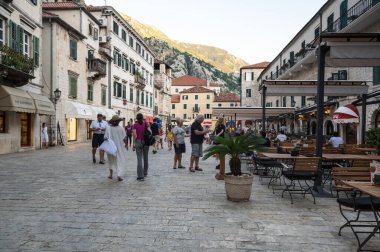 KOTOR, MONTENEGRO - 29 Haziran 2019: Karadağ 'ın Eski Kotor kentindeki cadde manzarası